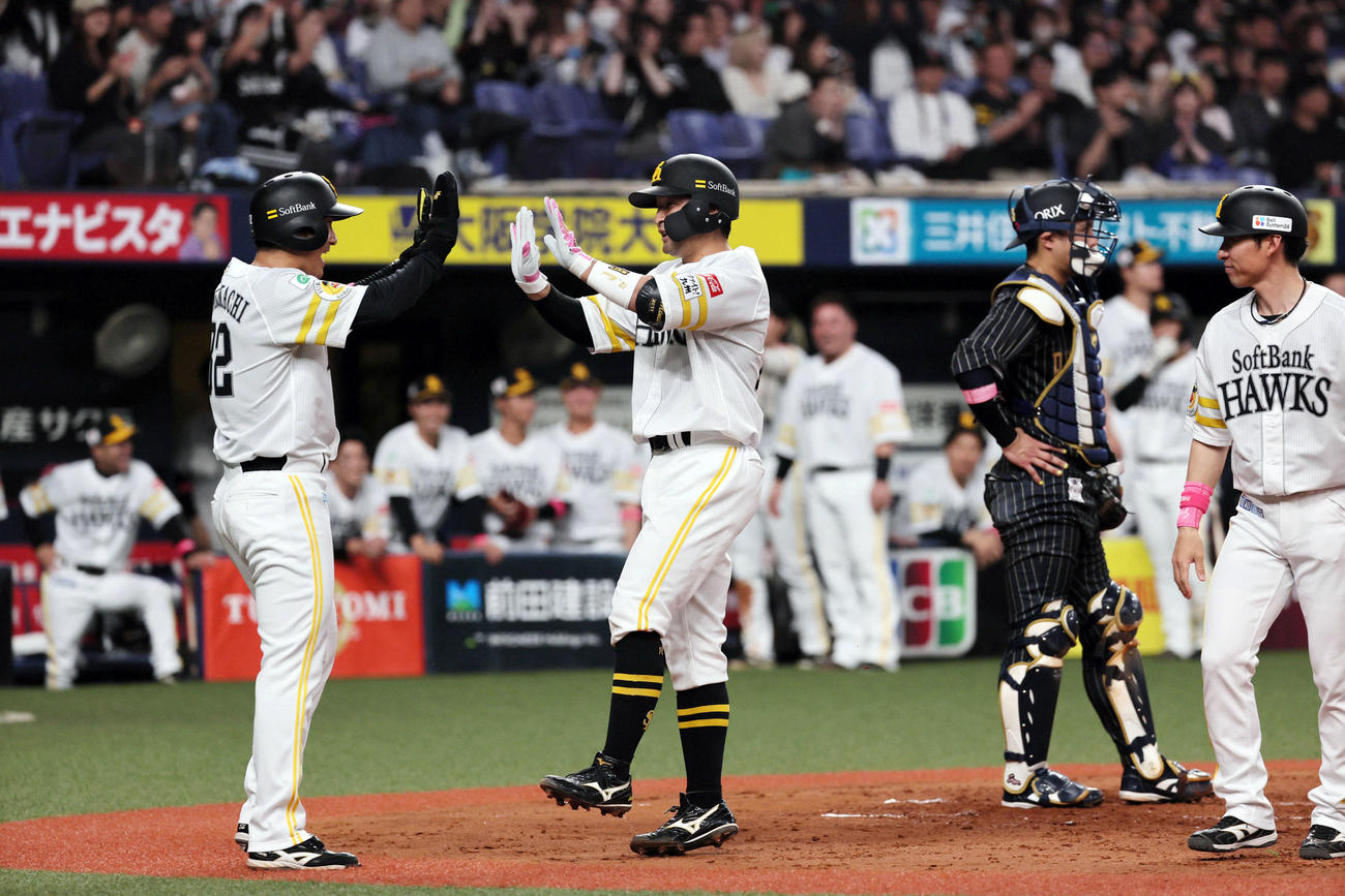 オリックス対ソフトバンク　4回表ソフトバンク無死一、二塁、嶺井は2打席連続となる左越え3点本塁打を放ち、柳町（左）とハイタッチ（撮影・宮崎幸一）