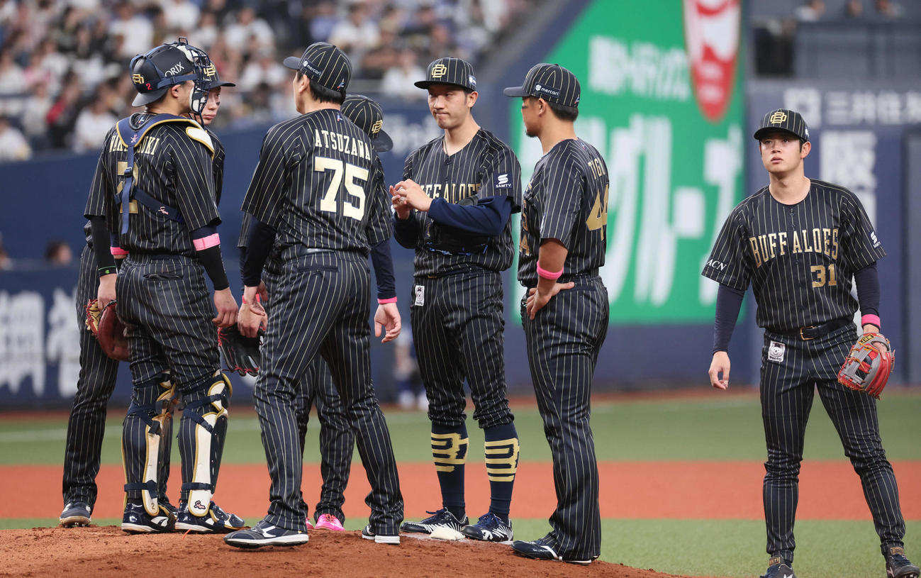 オリックス対ソフトバンク　4回表ソフトバンク無死一、二塁、田嶋（中央）はピンチを背負い激励を受ける（撮影・宮崎幸一）