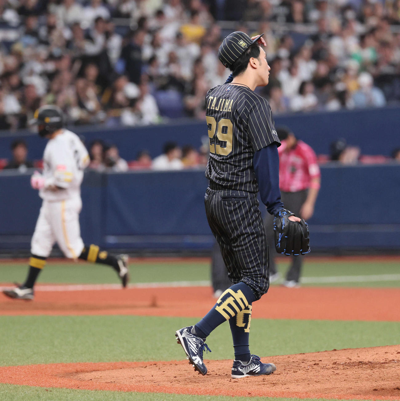 オリックス対ソフトバンク　4回表ソフトバンク無死一、二塁、田嶋は嶺井に2打席連続となる左越え3点本塁打を浴びる（撮影・宮崎幸一）