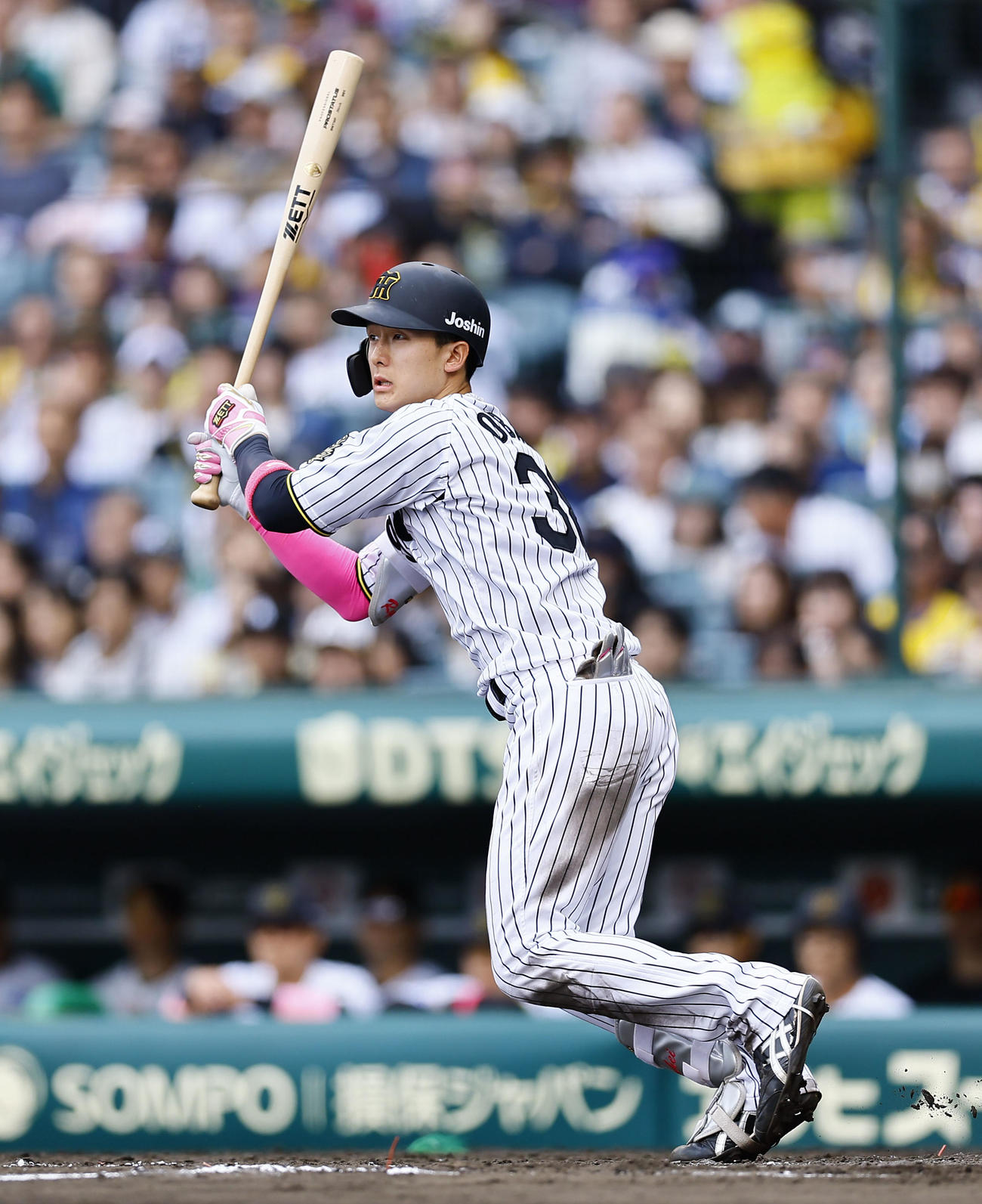 阪神対中日　4回裏阪神2死、小幡は左前打を放つ（撮影・藤尾明華）