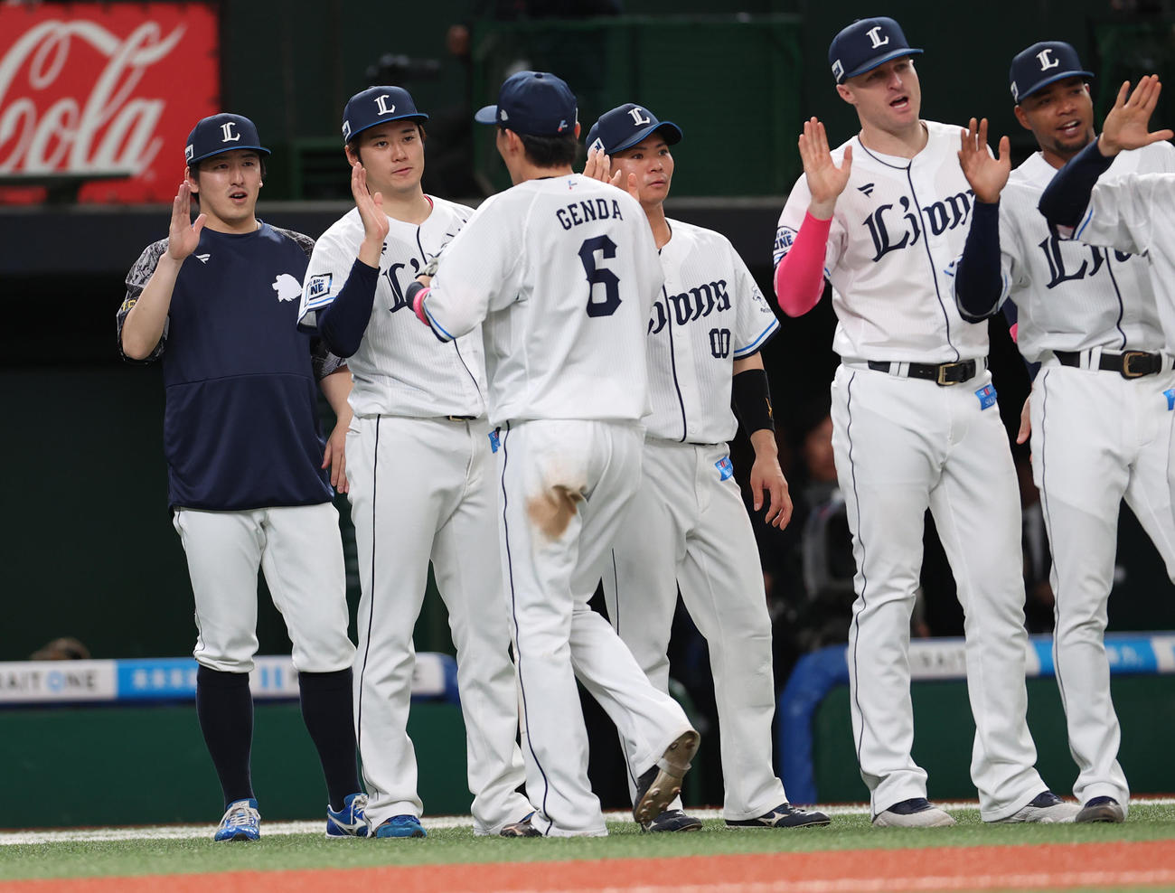 西武対ロッテ　勝利が決まりナインを出迎える隅田（左端）（撮影・水谷安孝）