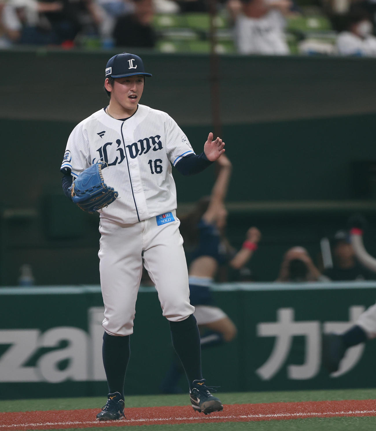 西武対ロッテ　7回を無失点に抑えグラブを叩く隅田（撮影・水谷安孝）
