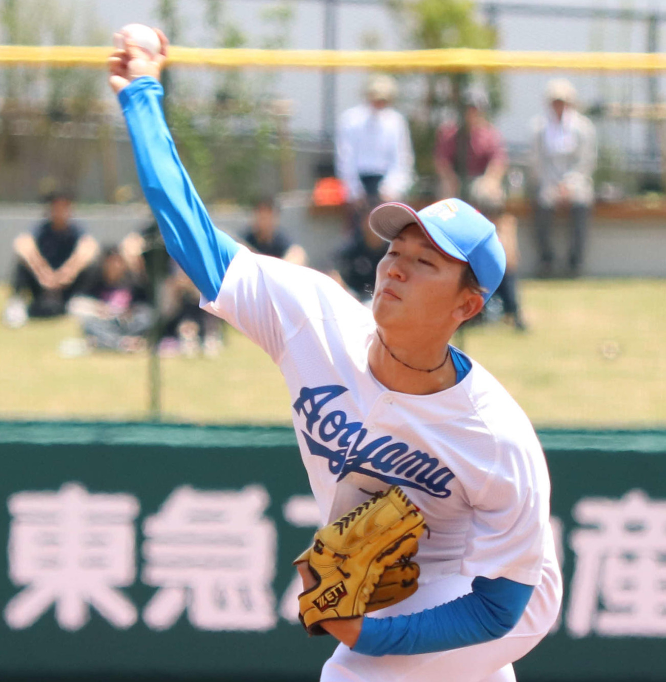 亜大対青学大　青学大先発の鈴木（撮影・泉光太郎）