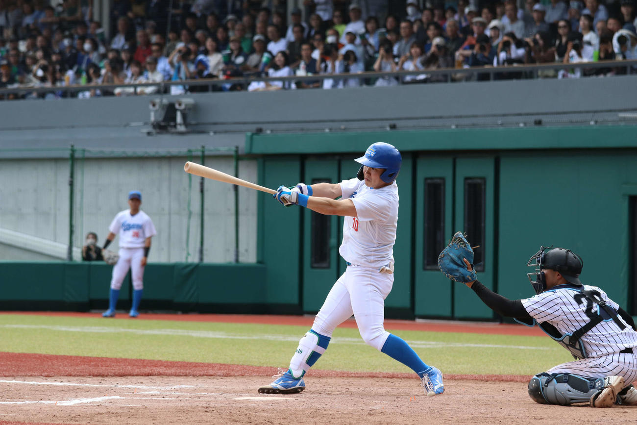 東都大学野球　亜大対青学大　8回裏青学大2死満塁、勝ち越しの右前2点適時打を放つ小田（撮影・一樹）