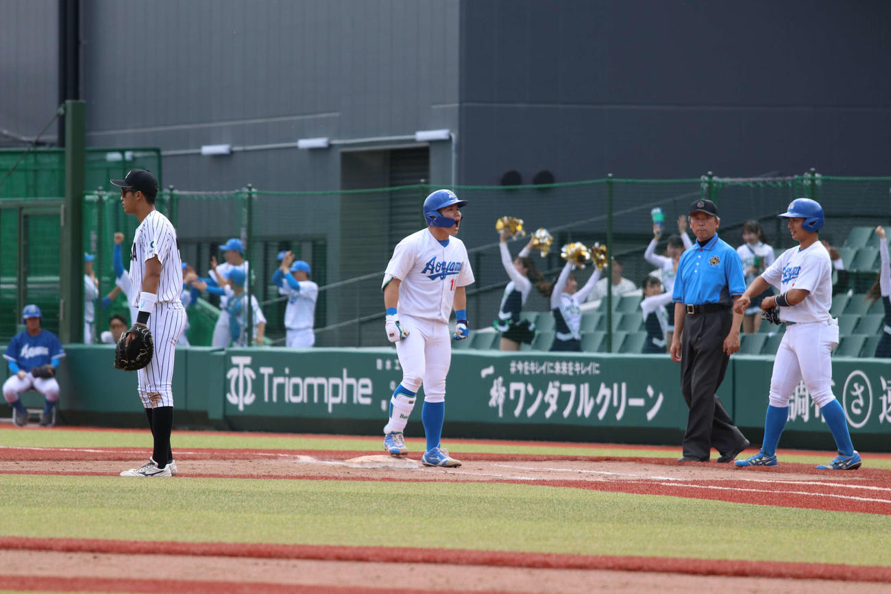 東都大学野球　亜大対青学大　8回裏青学大2死満塁、勝ち越しの右前2点適時打を放ちベンチに向かってほえる小田（撮影・一樹）