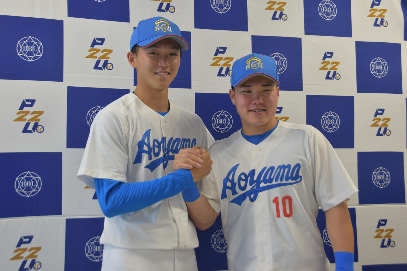 亜大対青学大　投打で活躍した青学大の鈴木（左）と小田（撮影・泉光太郎）