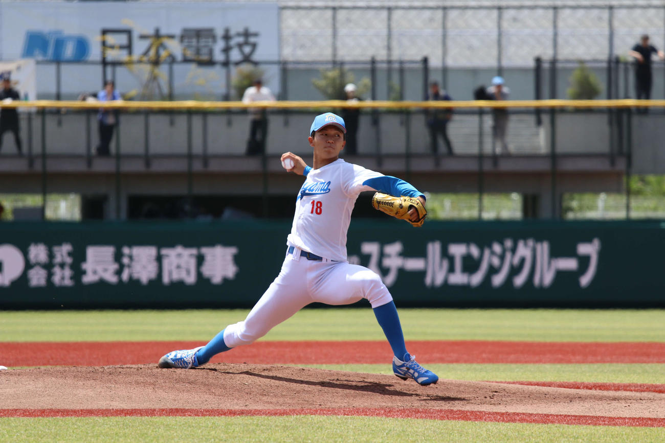 東都大学野球　亜大対青学大　先発し力投する青学大・鈴木（撮影・一樹）