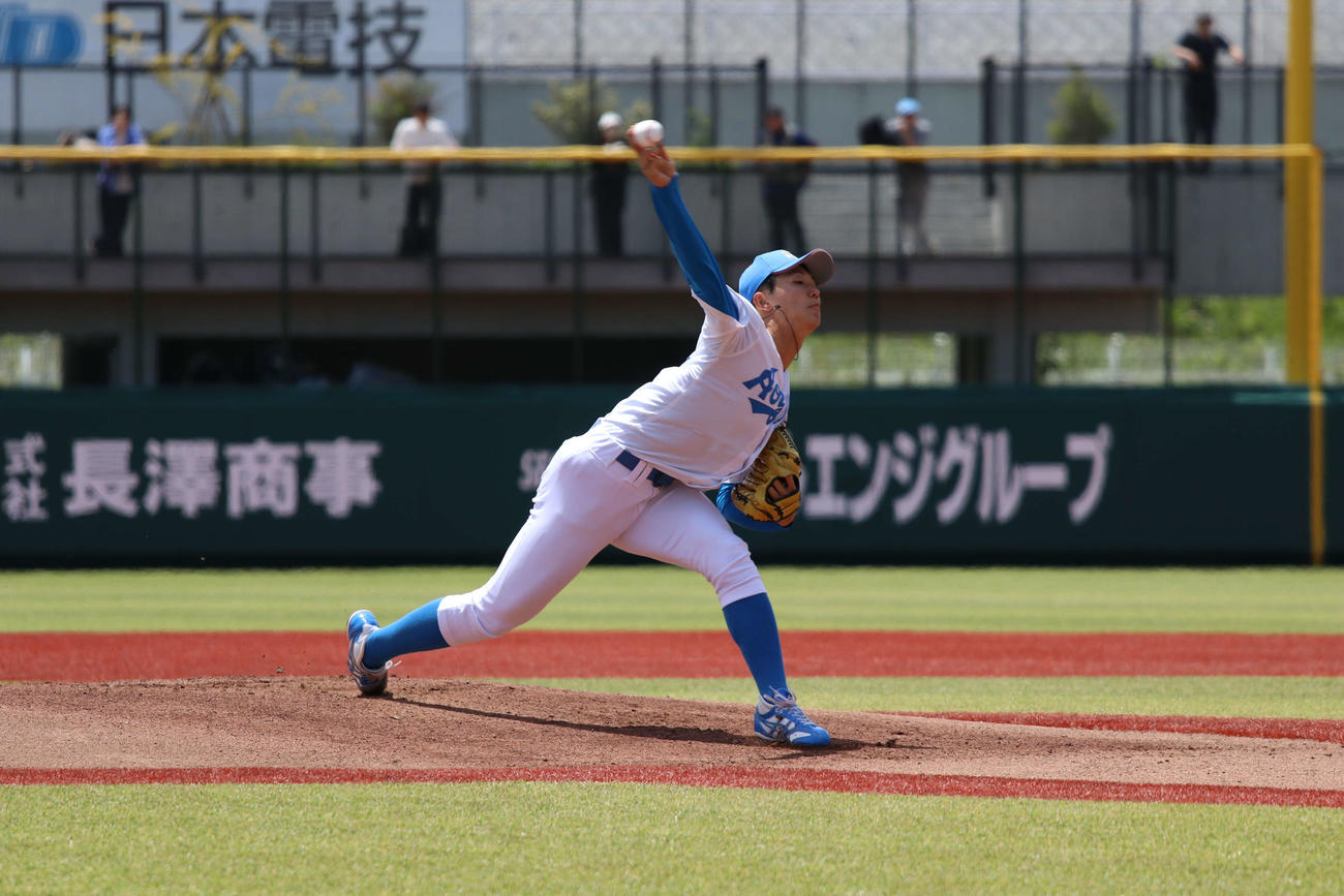 東都大学野球　亜大対青学大　先発し力投する青学大・鈴木（撮影・一樹）