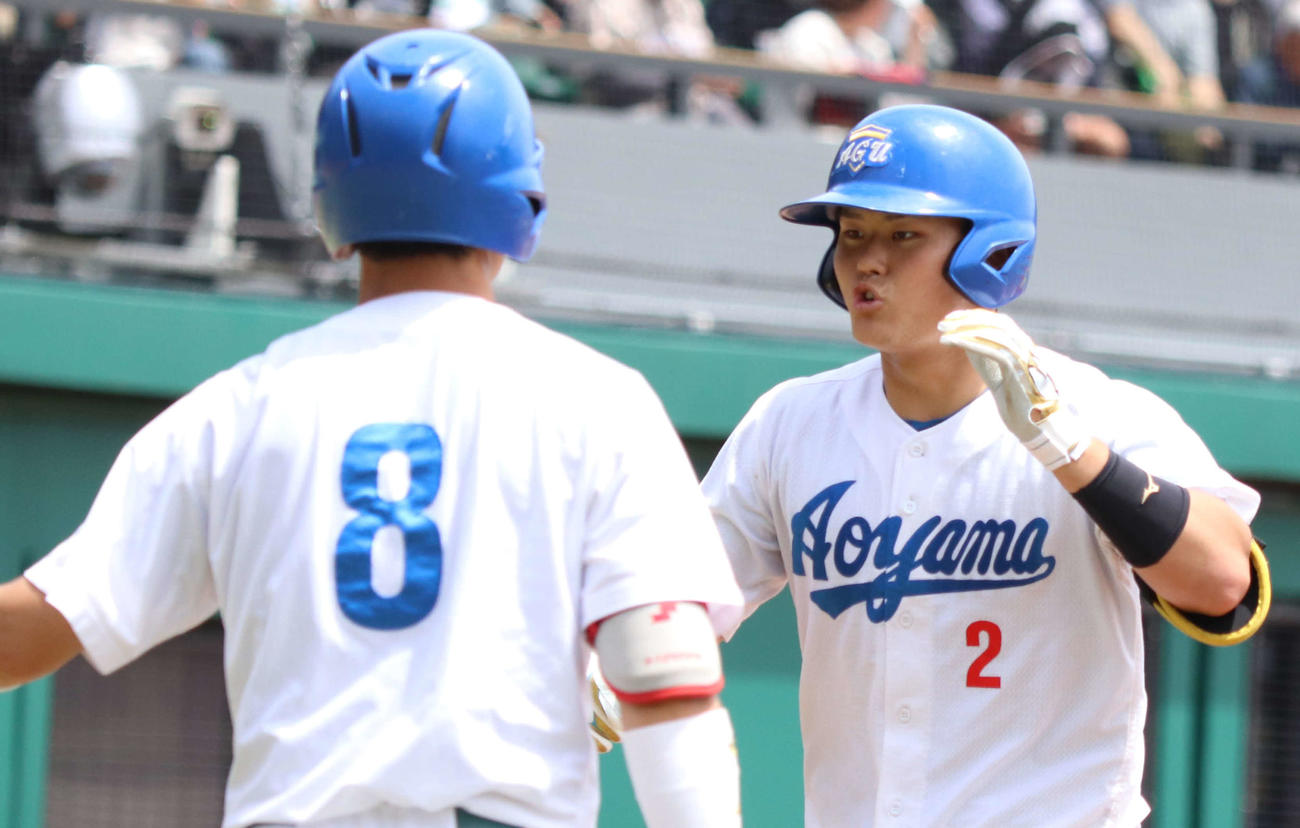 亜大対青学大　2回裏青学大無死、先制の左翼越えソロ本塁打を放った渡部（撮影・泉光太郎）