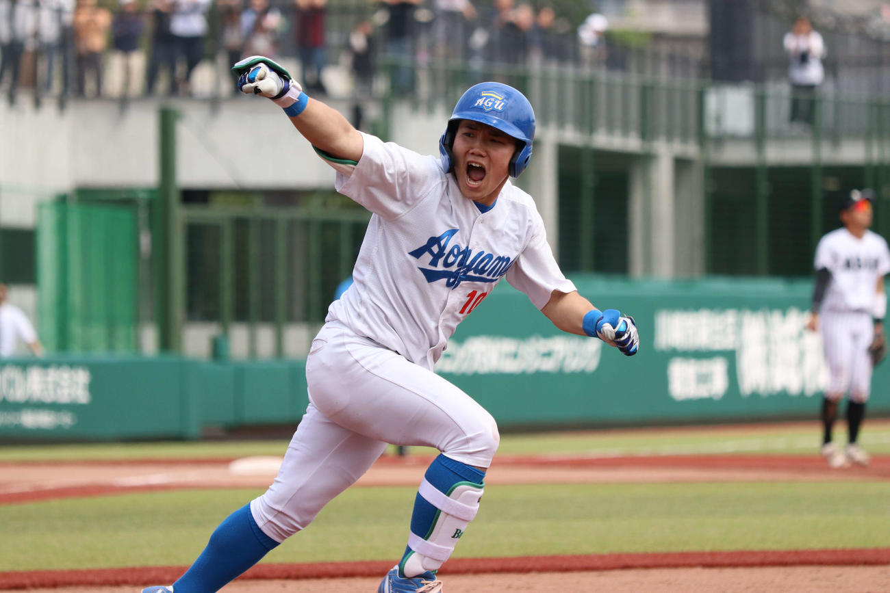 亜大対青学大　8回裏青学大2死満塁、2点右前打を放った小田（撮影・泉光太郎）