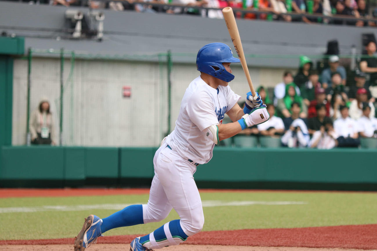 亜大対青学大　8回裏青学大2死満塁、2点右前打を放った小田（撮影・泉光太郎）
