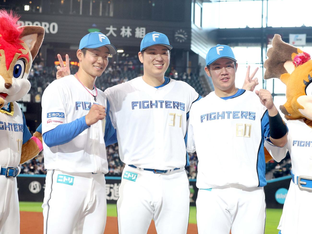 日本ハム対楽天　試合後、笑顔の左から石井、古林睿煬、吉田（撮影・黒川智章）