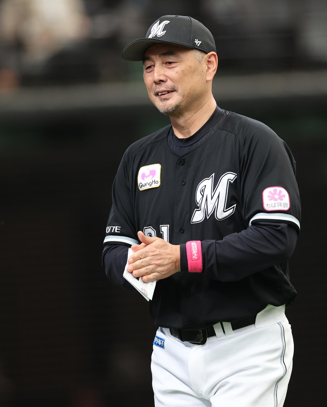 西武対ロッテ　メンバー表の交換を終え笑顔を見せるロッテ吉井監督（撮影・水谷安孝）