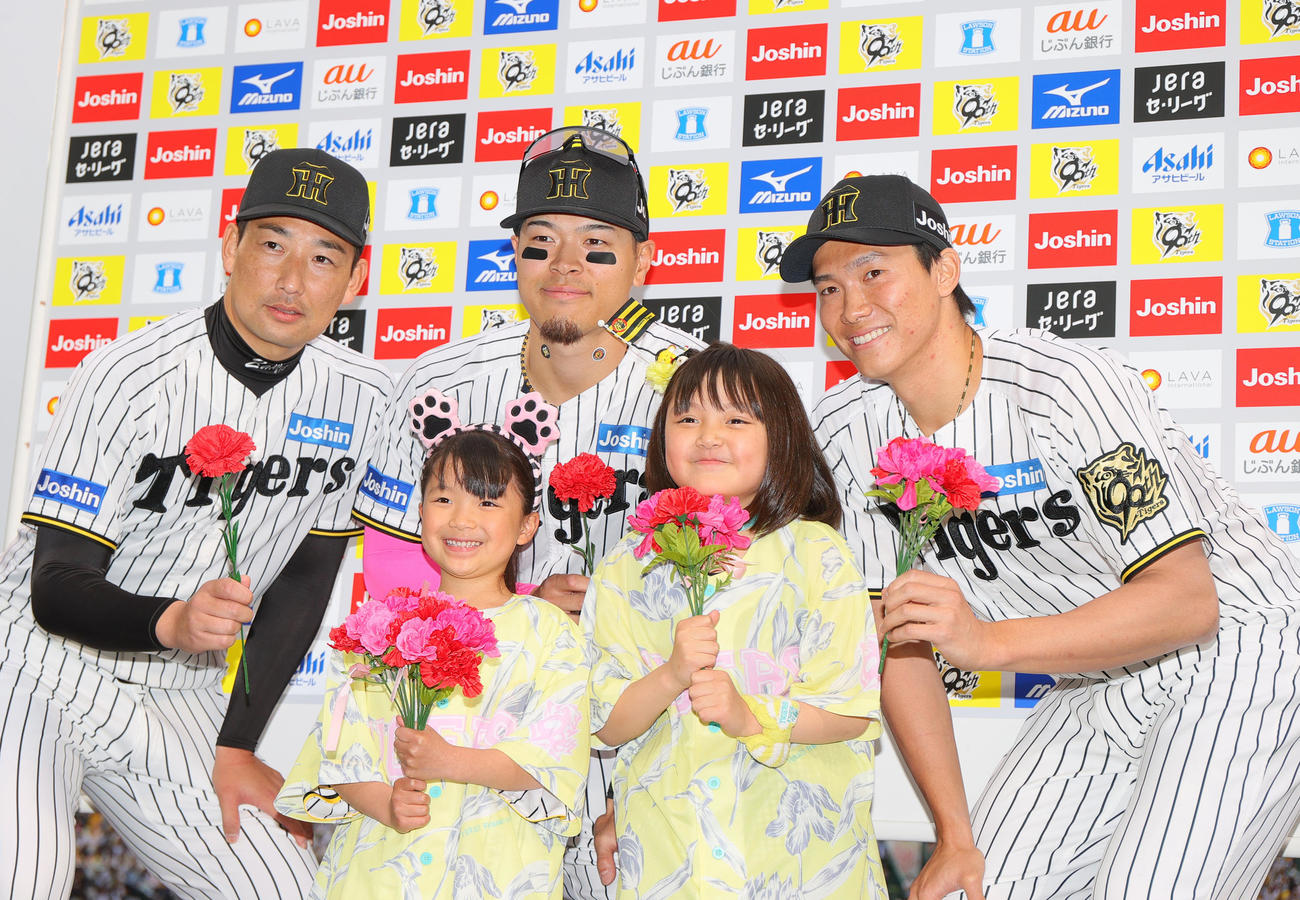 阪神対中日　ヒーローインタビューした今水日葵ちゃん（前列左）と兼村璃奈ちゃん（前列右）と一緒に写真に納まる、後列左から岩崎、佐藤輝、湯浅（撮影・上山淳一）