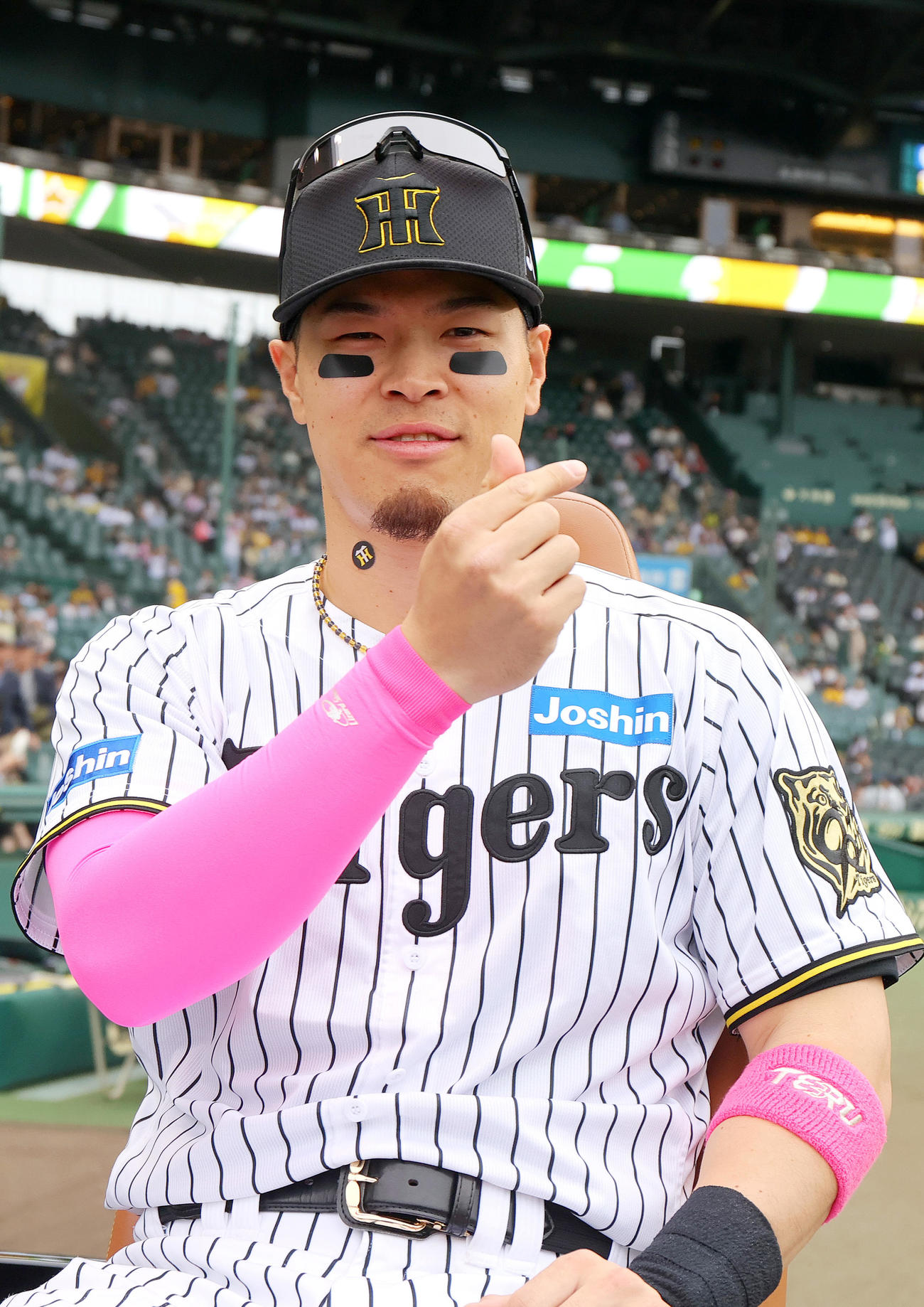 阪神対中日　指ハートを作るヒーローの阪神佐藤輝（撮影・上山淳一）