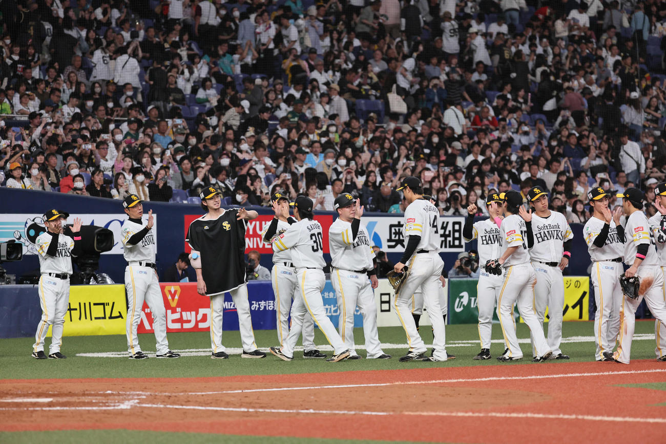 オリックス対ソフトバンク　勝利を祝うソフトバンクナイン（撮影・宮崎幸一）