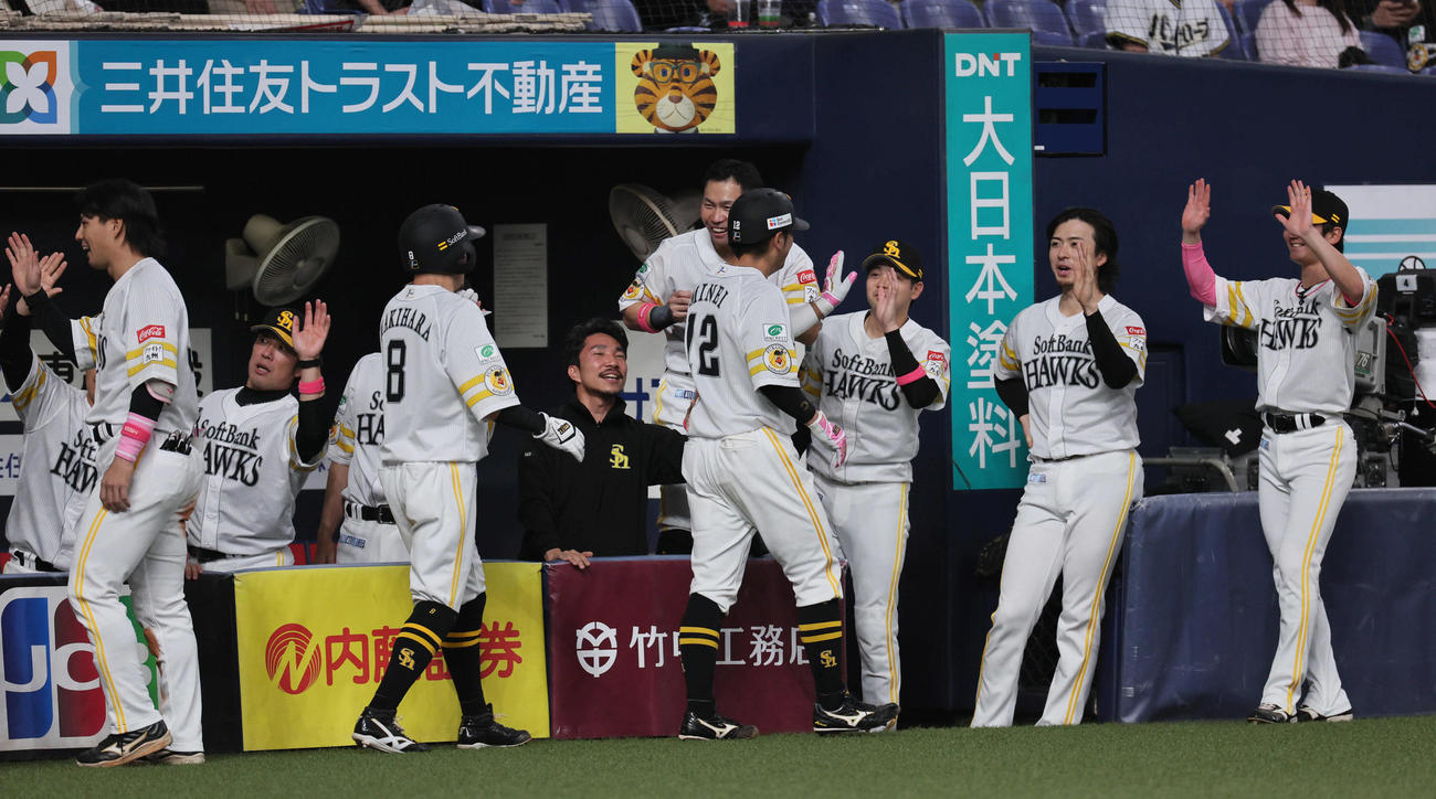 オリックス対ソフトバンク　4回表ソフトバンク無死一、二塁、上沢（右から2人目）は2打席連続となる左越え3点本塁打を放った嶺井を迎える（撮影・宮崎幸一）