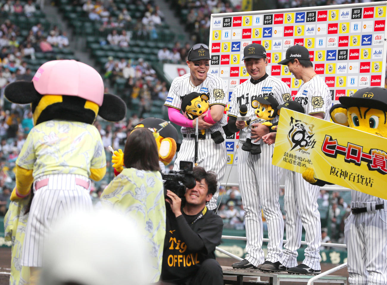 阪神対中日　児童のヒーローインタビューに笑顔を見せる、左から佐藤輝、岩崎、湯浅（撮影・上山淳一）