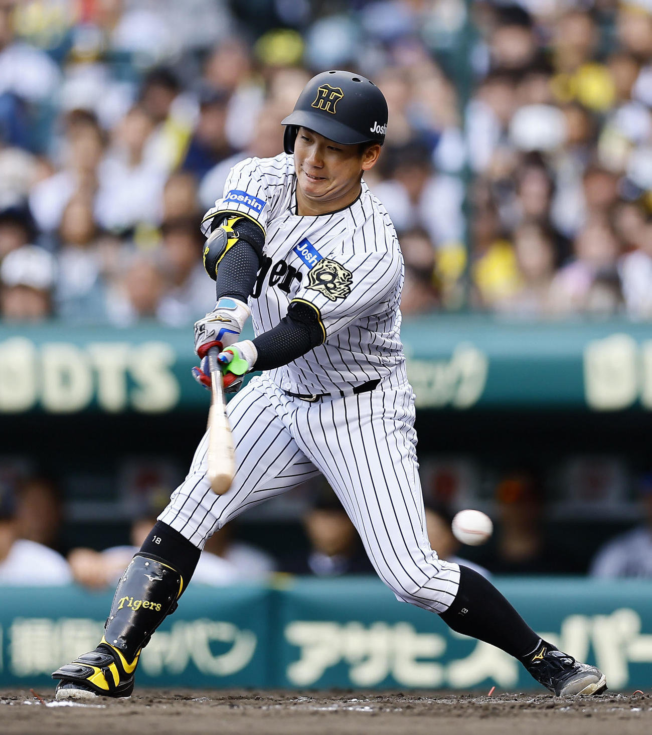 阪神対中日　4回裏阪神2死一、二塁、空振り三振に倒れる伊原（撮影・藤尾明華）