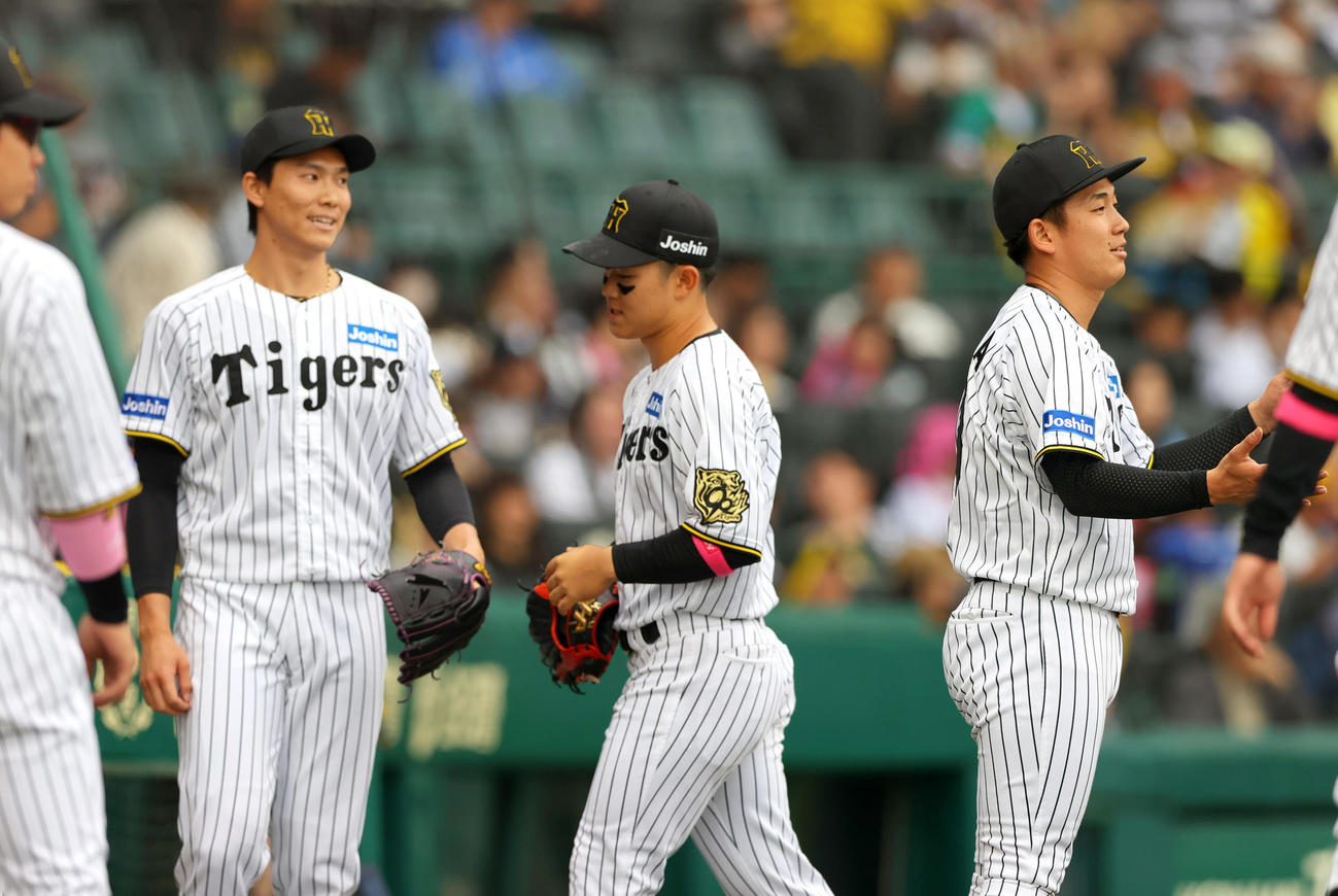 阪神対中日　阪神伊原（右）は6回表を無失点で終えたナインをベンチ前で出迎える。左は湯浅（撮影・上山淳一）