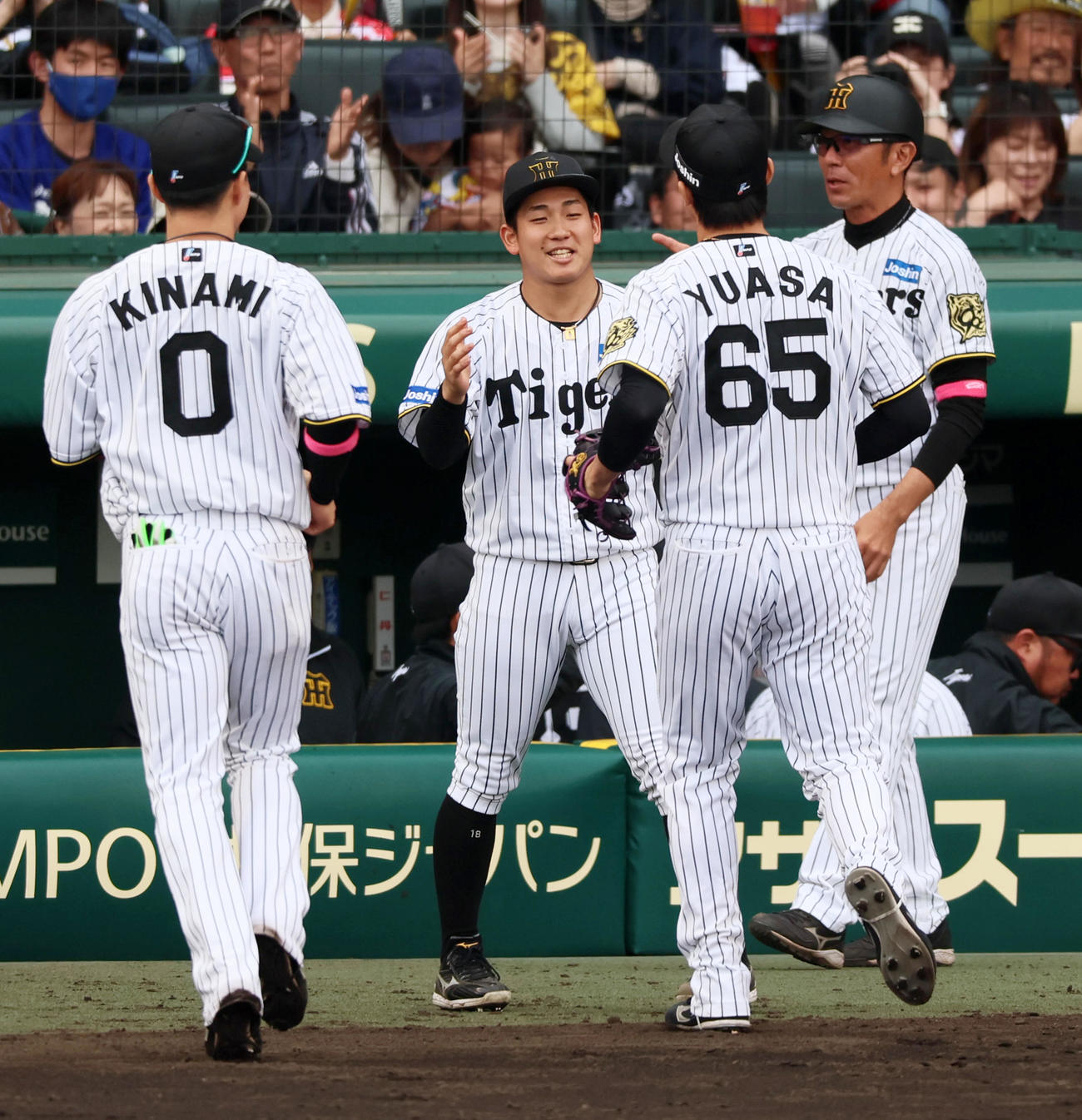 阪神対中日　6回表、2番手で登板した湯浅（右）が無失点ピッチングで締めベンチ前で出迎える先発伊原（撮影・加藤哉）