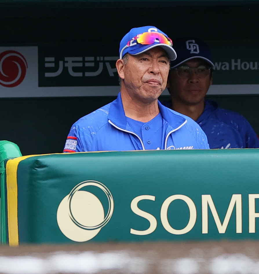 阪神対中日　6回表、戦況を見る井上監督（撮影・上山淳一）