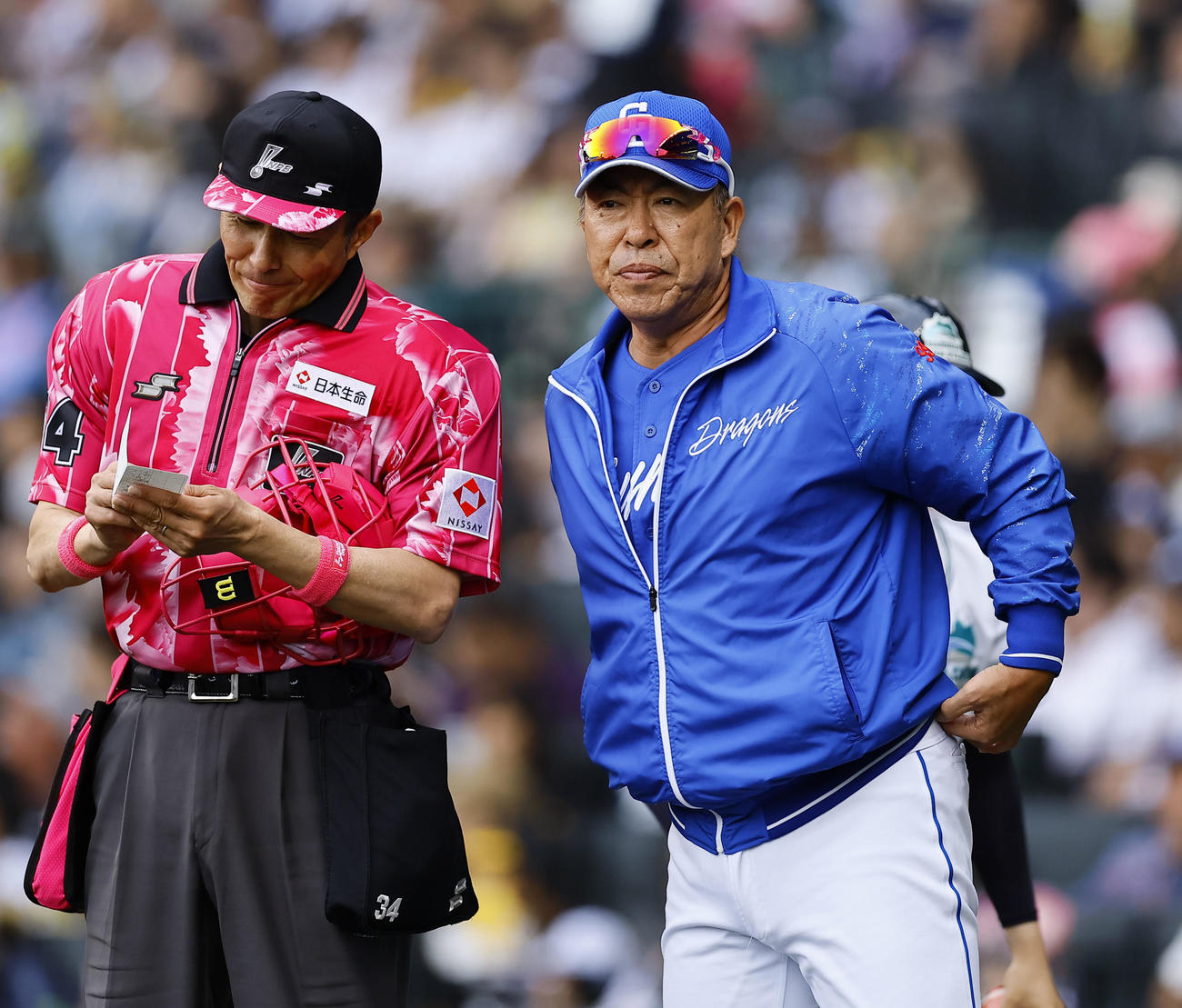 阪神対中日　7回、交代を告げる中日井上監督（撮影・藤尾明華）