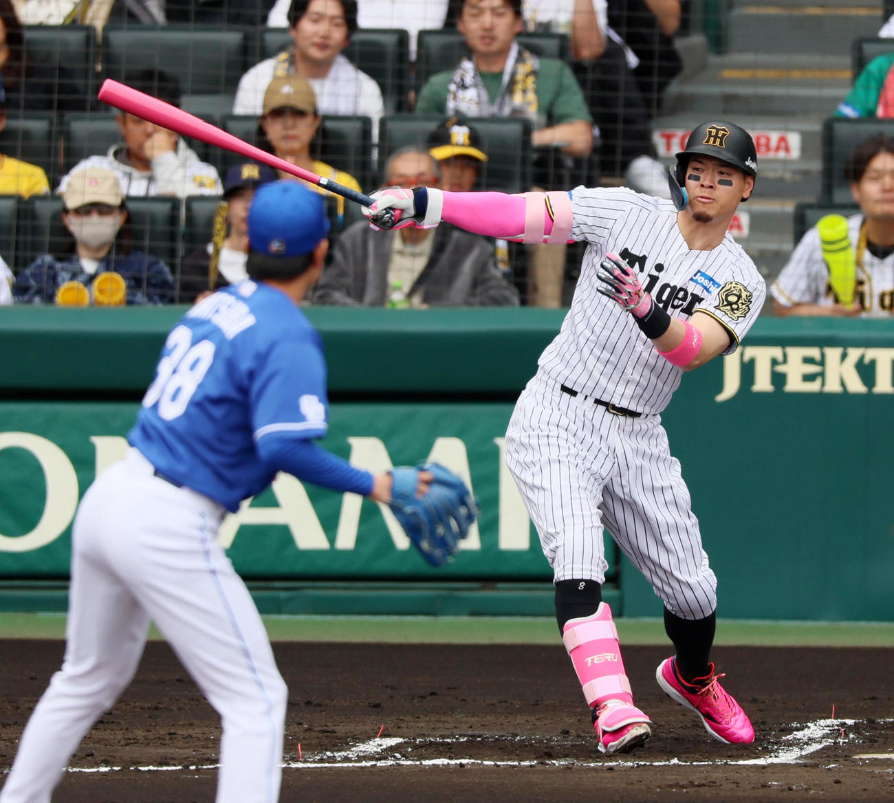 阪神対中日　1回裏阪神2死一塁、佐藤輝は右越え適時二塁打を放つ。投手松葉（撮影・加藤哉）