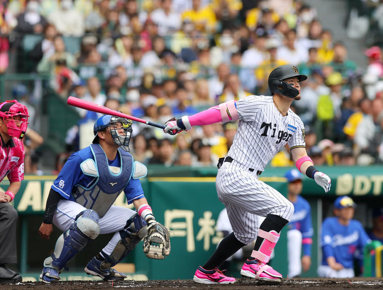 阪神対中日　1回裏阪神2死一塁、佐藤輝は右適時二塁打を放つ（撮影・上山淳一）