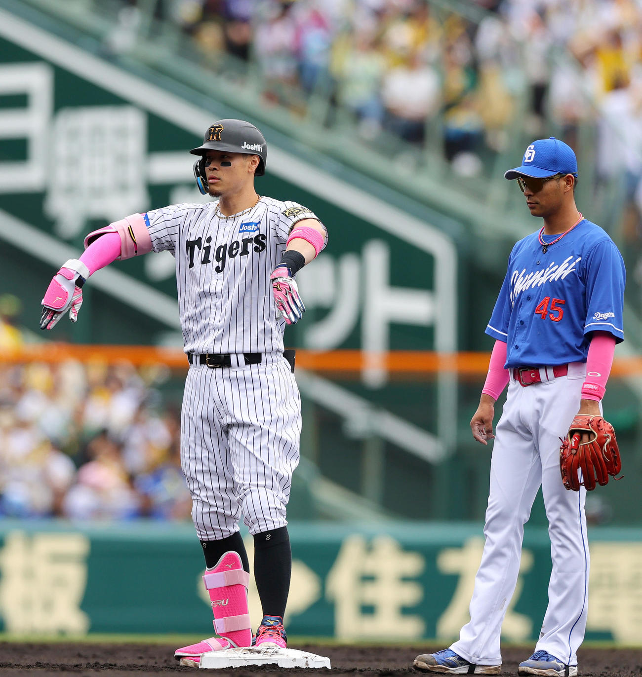 阪神対中日　1回裏阪神2死一塁、佐藤輝（左）は右適時二塁打を放ちポーズする（撮影・上山淳一）