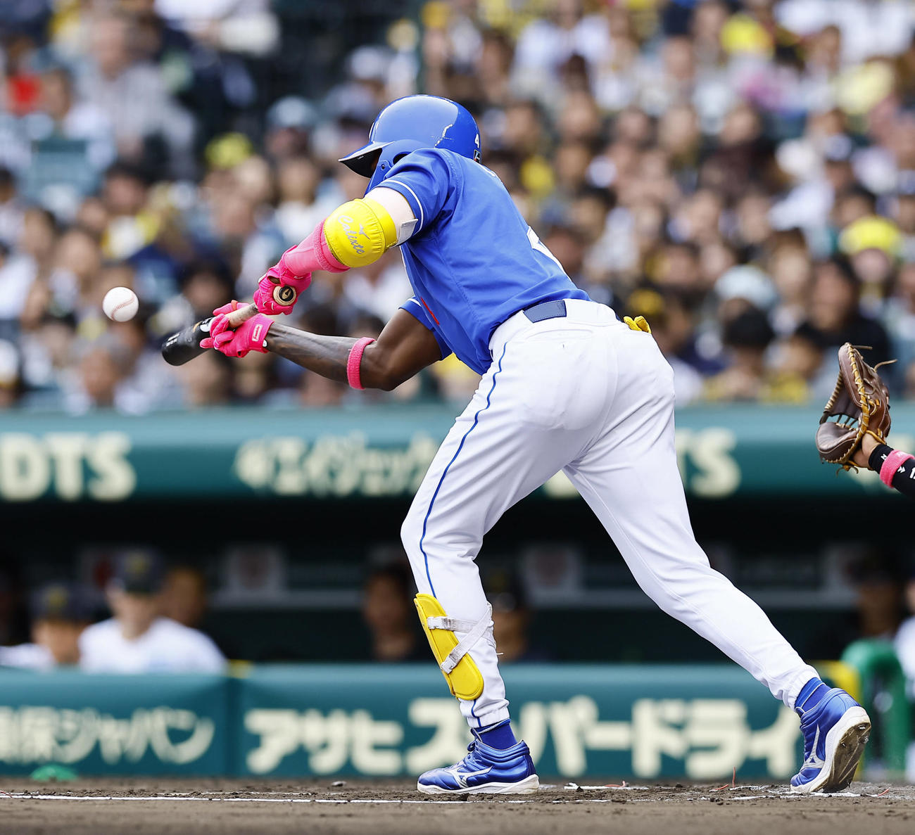 阪神対中日　6回表中日無死一、二塁、カリステは送りバントを試みるも投ゴロ、三塁封殺とな（撮影・藤尾明華）