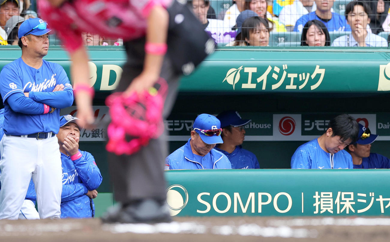 阪神対中日　6回表中日無死一、二塁、カリステの送りバントが失敗に終わり下を向く井上監督（左から3人目）（撮影・上山淳一）