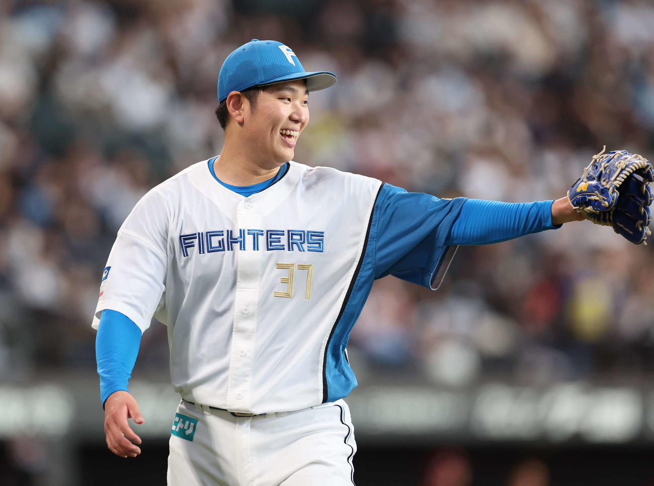 日本ハム対楽天　5回表、打者を3人で抑え笑顔の古林睿煬（撮影・黒川智章）