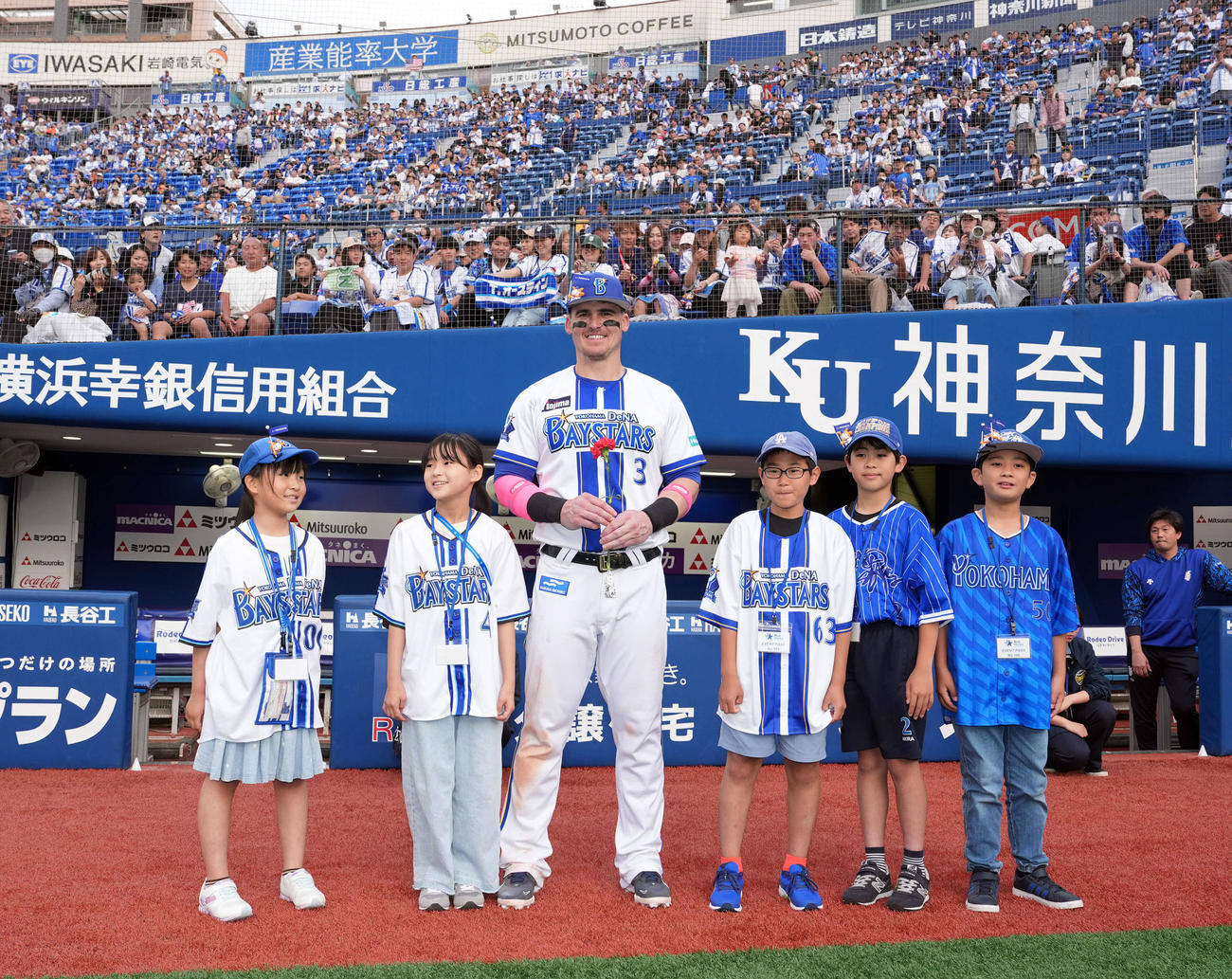 DeNA対広島　広島に勝利し子どもたちと記念撮影に納まるDeNAオースティン（撮影・たえ見朱実）