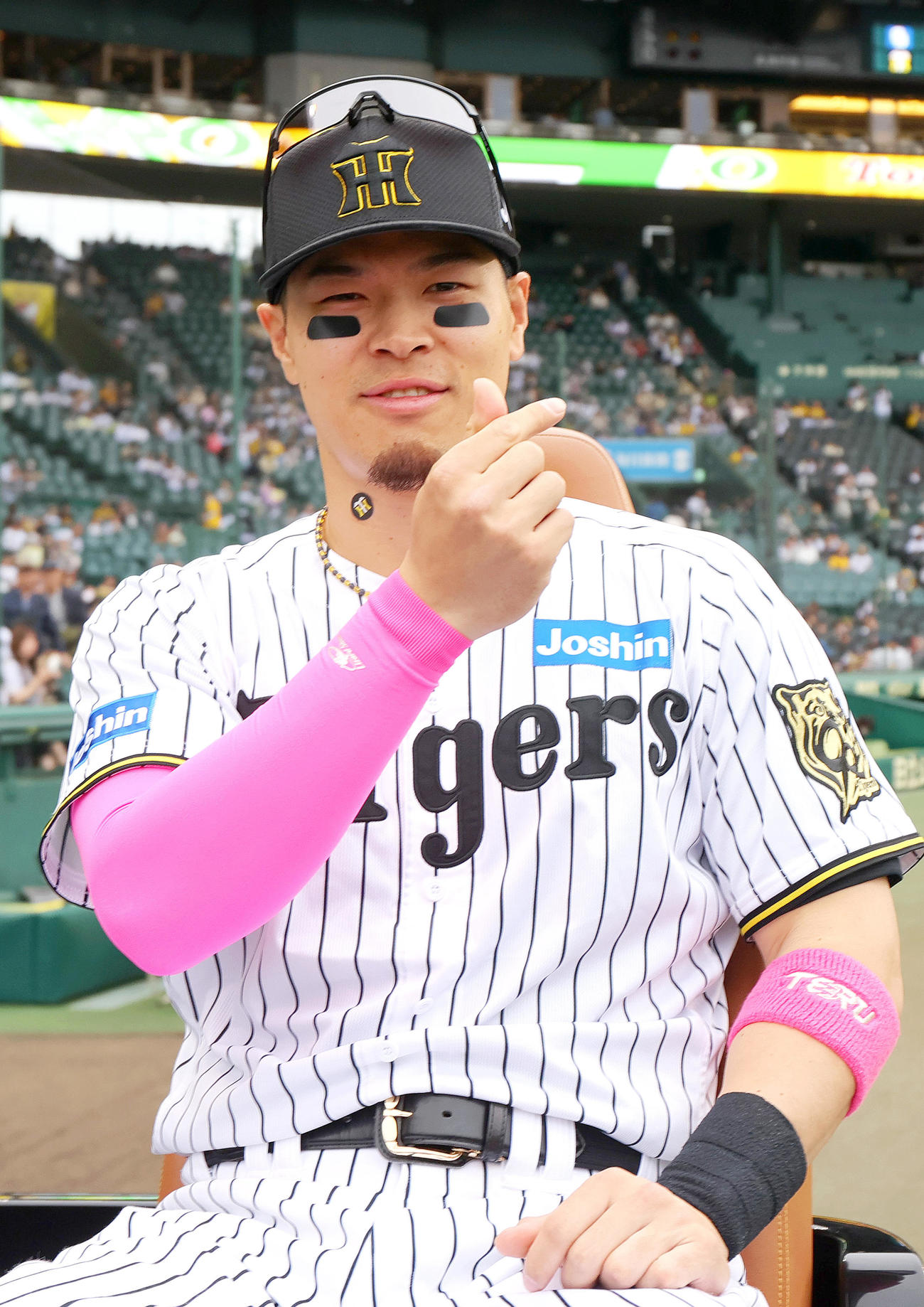 阪神対中日　指ハートを作るヒーローの阪神佐藤輝（撮影・上山淳一）