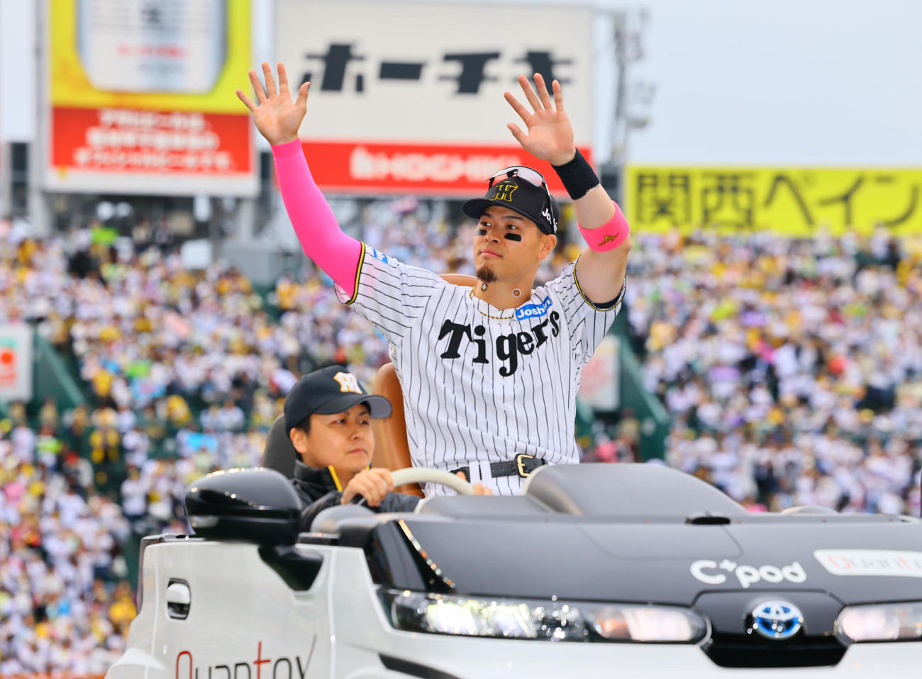 阪神対中日　ファンに手を振る阪神佐藤輝（撮影・藤尾明華）