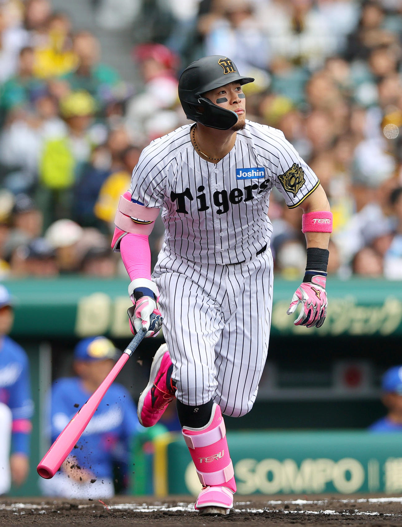 阪神対中日　1回裏阪神2死一塁、佐藤輝は右適時二塁打を放つ（撮影・上山淳一）