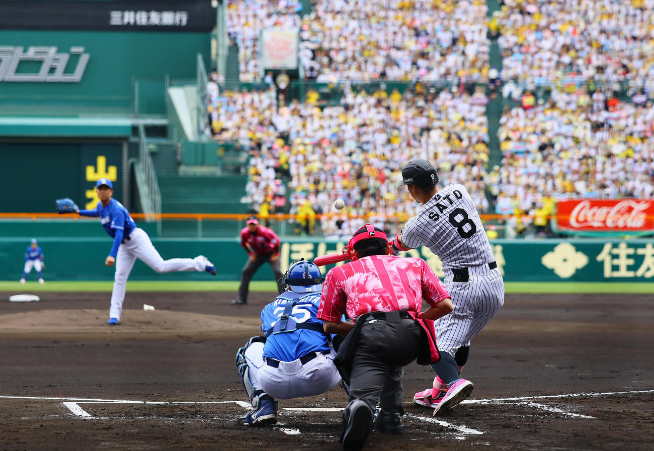 阪神対中日　1回裏阪神2死一塁、佐藤輝は右越えに先制適時二塁打を放つ（撮影・藤尾明華）