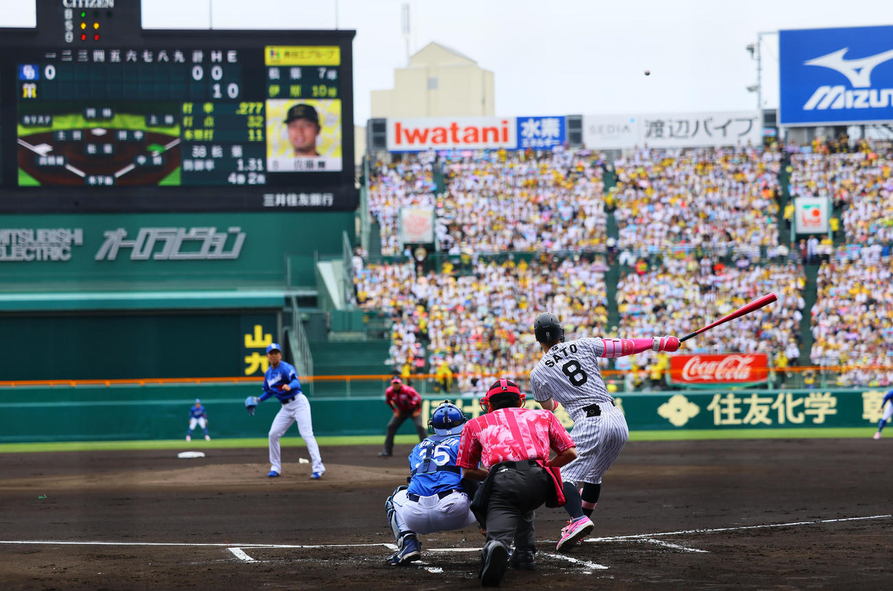 阪神対中日　1回裏阪神2死一塁、佐藤輝は右越えに先制適時二塁打を放つ。投手松葉（撮影・藤尾明華）