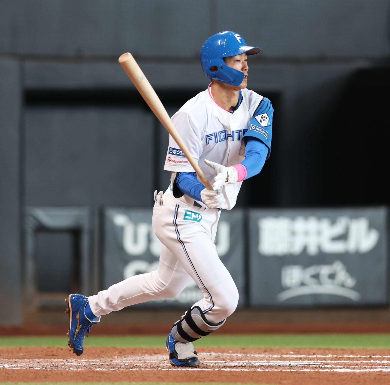 日本ハム対楽天　6回裏日本ハム2死一、三塁、右前適時打を放つ石井（撮影・黒川智章）