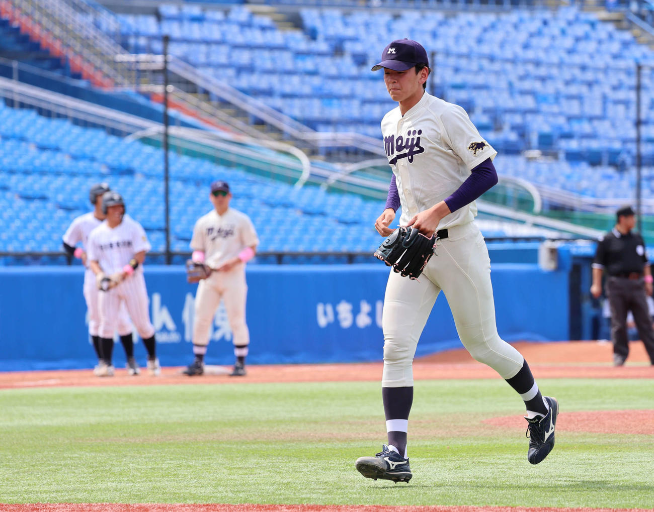 東京6大学野球　立大対明大　明大先発の高須は4回でマウンドを降り悔しい表情を浮かべる（撮影・山本朝陽）