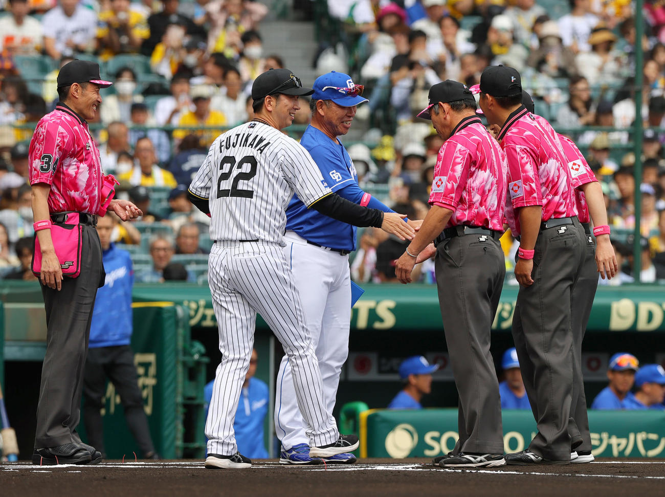 阪神対中日　メンバー確認で握手をかわす阪神藤川監督（左から2人目）と中日井上監督（撮影・上山淳一）