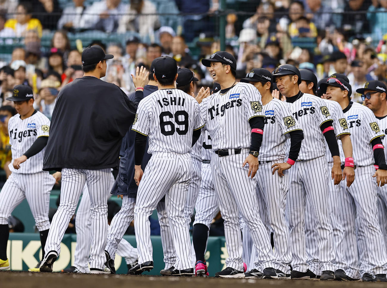 阪神対中日　中日に勝利し、ナインを出迎える藤川監督（中央）（撮影・藤尾明華）