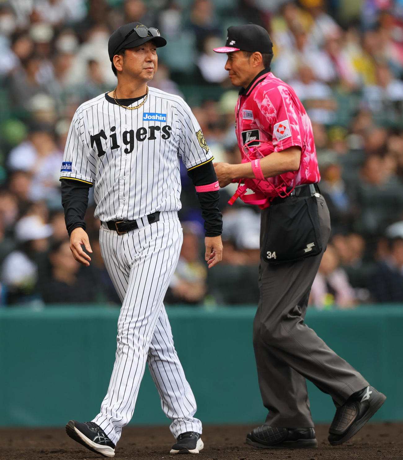 阪神対中日　6回表中日2死一、三塁、打者中田を前に藤川監督（左）は伊原から湯浅に代える（撮影・上山淳一）