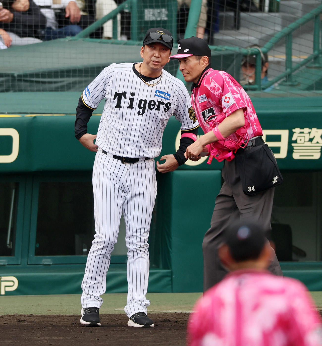 阪神対中日　6回表、洋酒交代を告げる藤川監督（撮影・加藤哉）