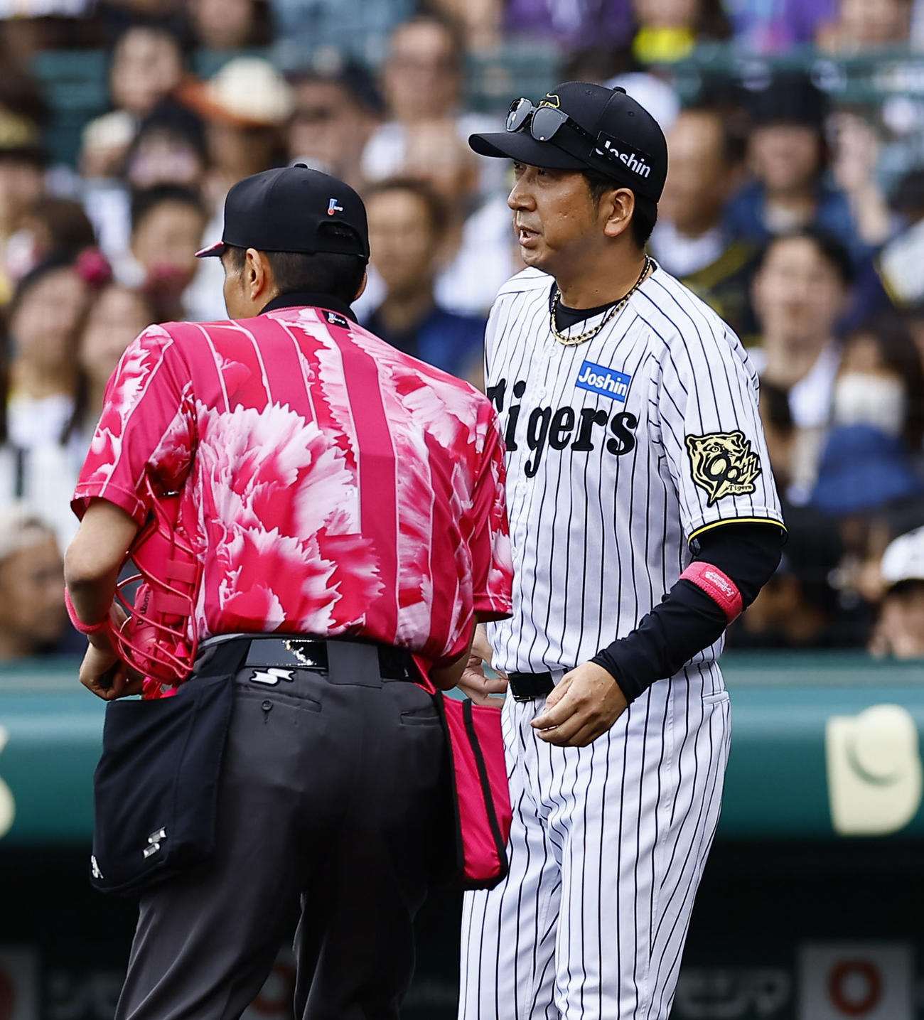 阪神対中日　6回表中日2死一、三塁、投手交代を告げる藤川監督（撮影・藤尾明華）