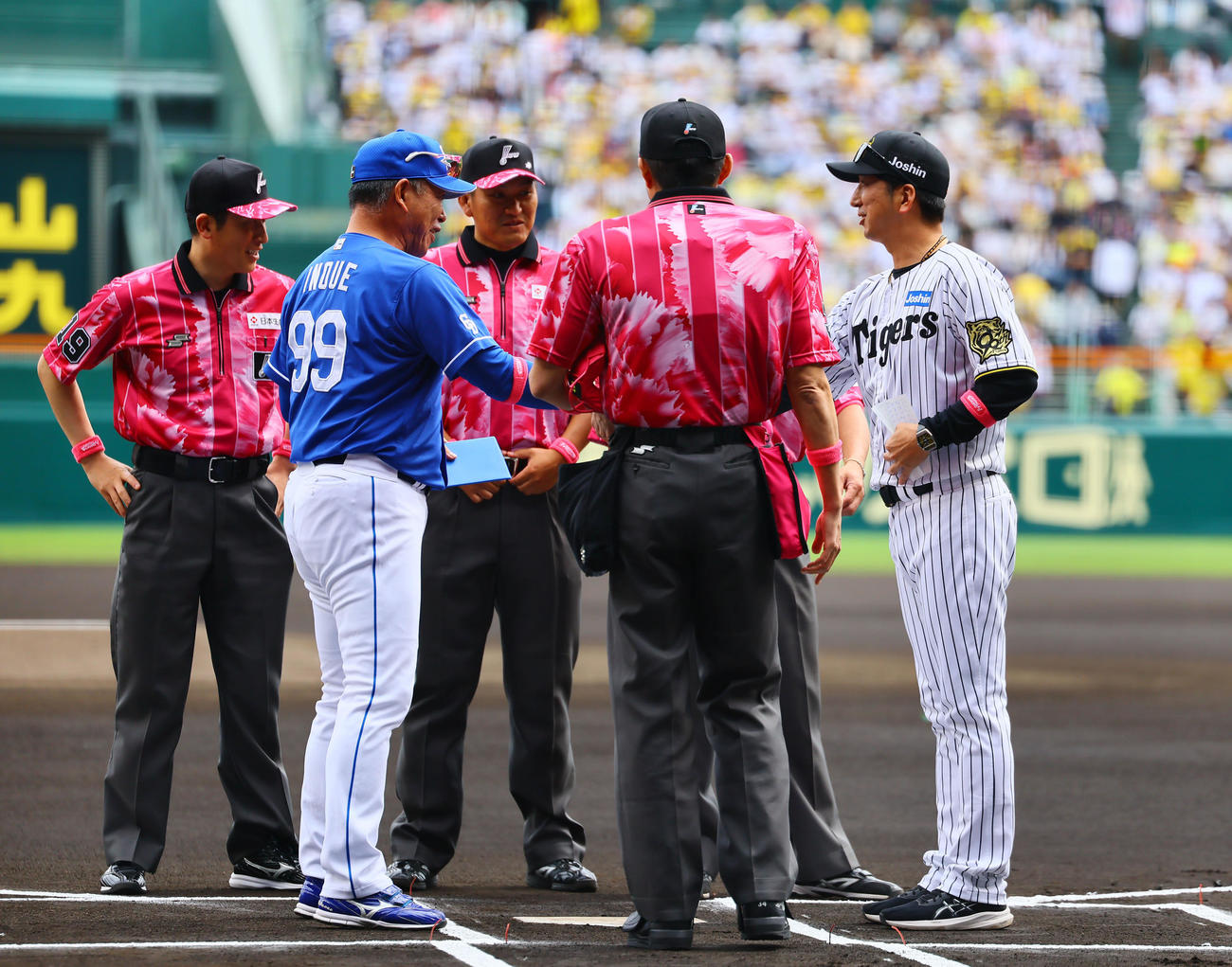 阪神対中日　メンバー表交換で中日井上監督と握手を交わす阪神藤川監督（撮影・藤尾明華）