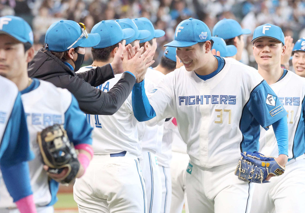 日本ハム対楽天　試合後、古林睿煬を出迎える新庄監督（撮影・黒川智章）