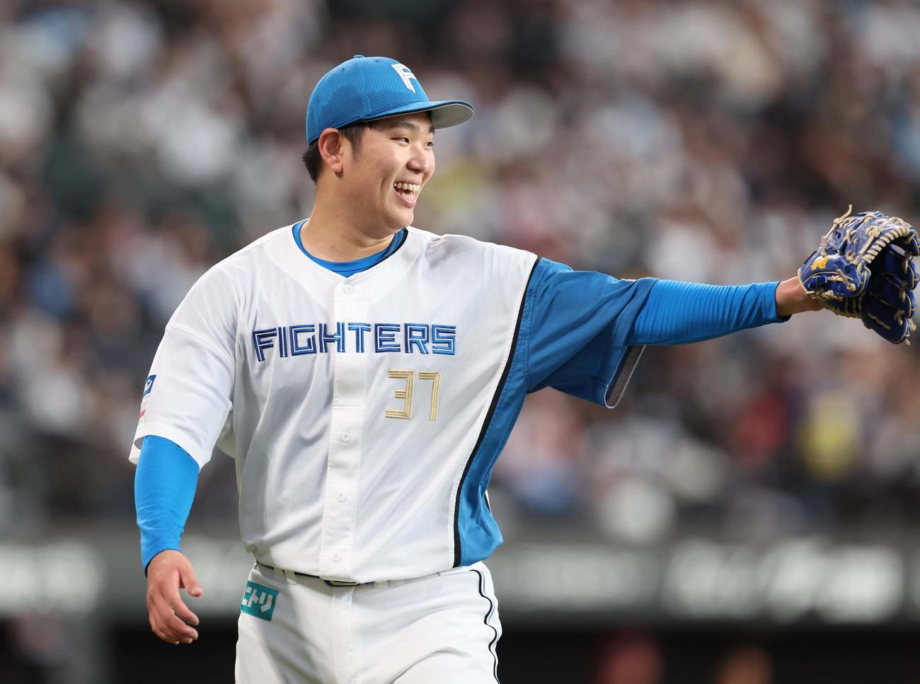 日本ハム対楽天　5回表、打者を3人で抑え笑顔の古林睿煬（撮影・黒川智章）