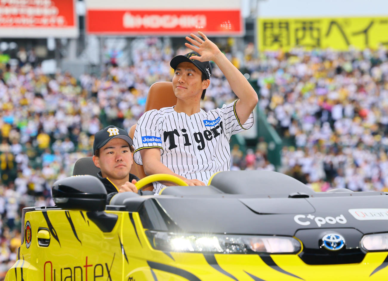 阪神対中日　ファンに手を振る阪神湯浅（撮影・藤尾明華）